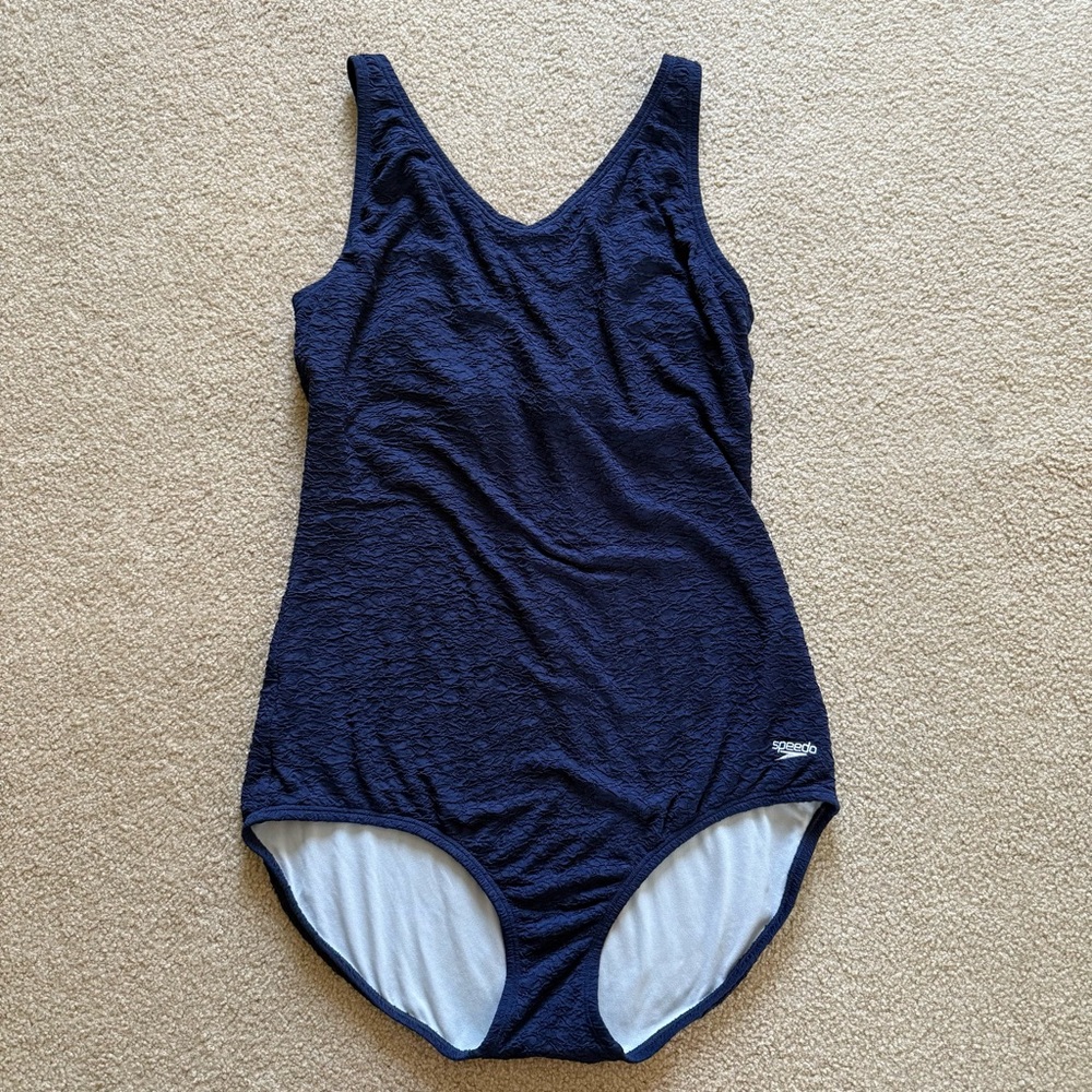 Women’s Speedo Pebble Texture onepiece size 16 navy blue